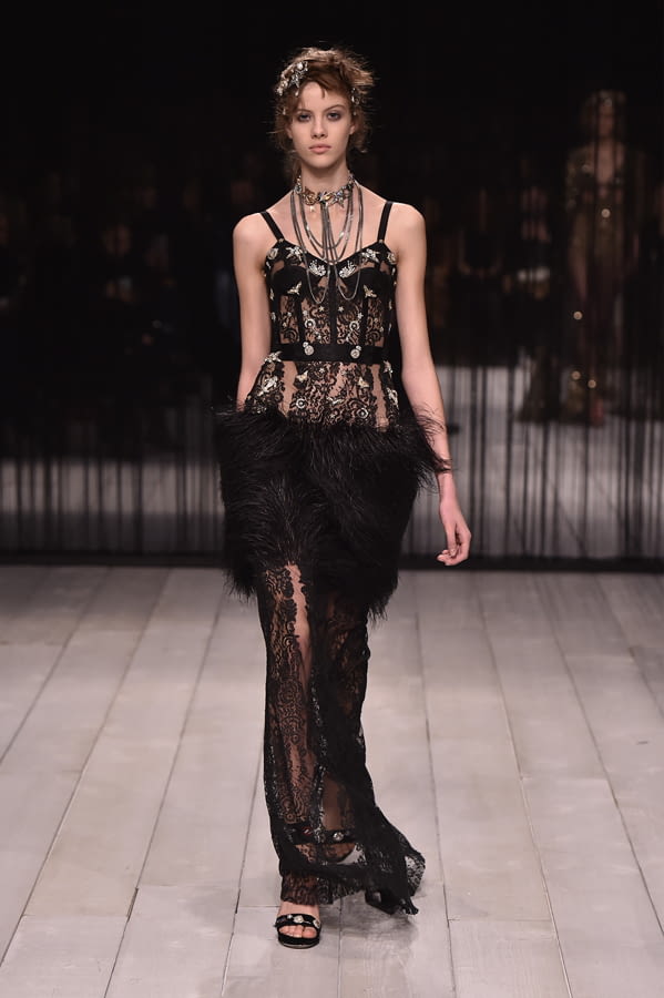 Fashion Week London Fall/Winter 2016 look 32 from the Alexander McQueen collection 女装
