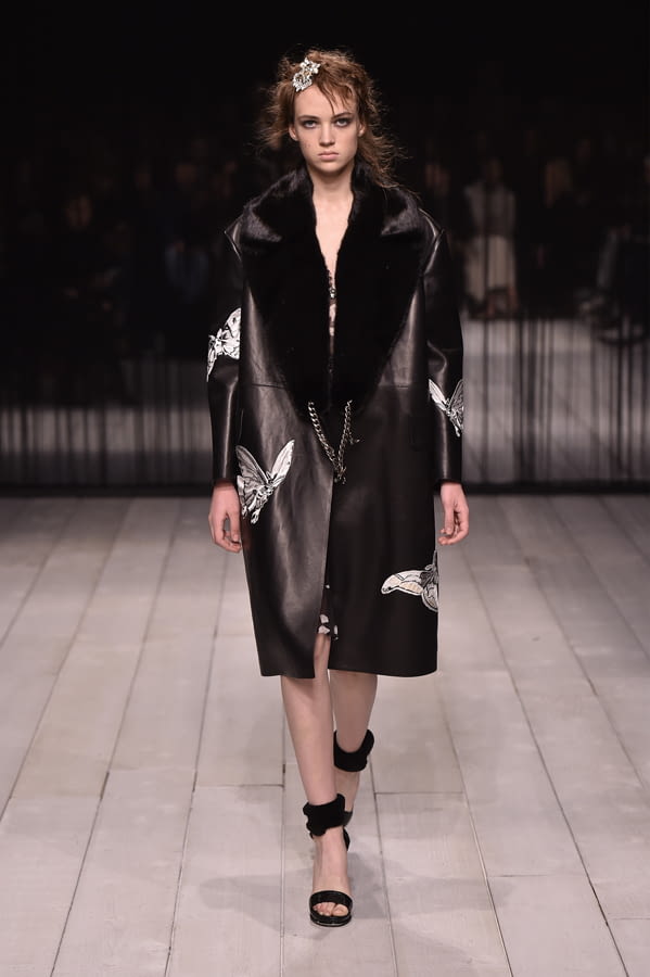 Fashion Week London Fall/Winter 2016 look 8 from the Alexander McQueen collection 女装
