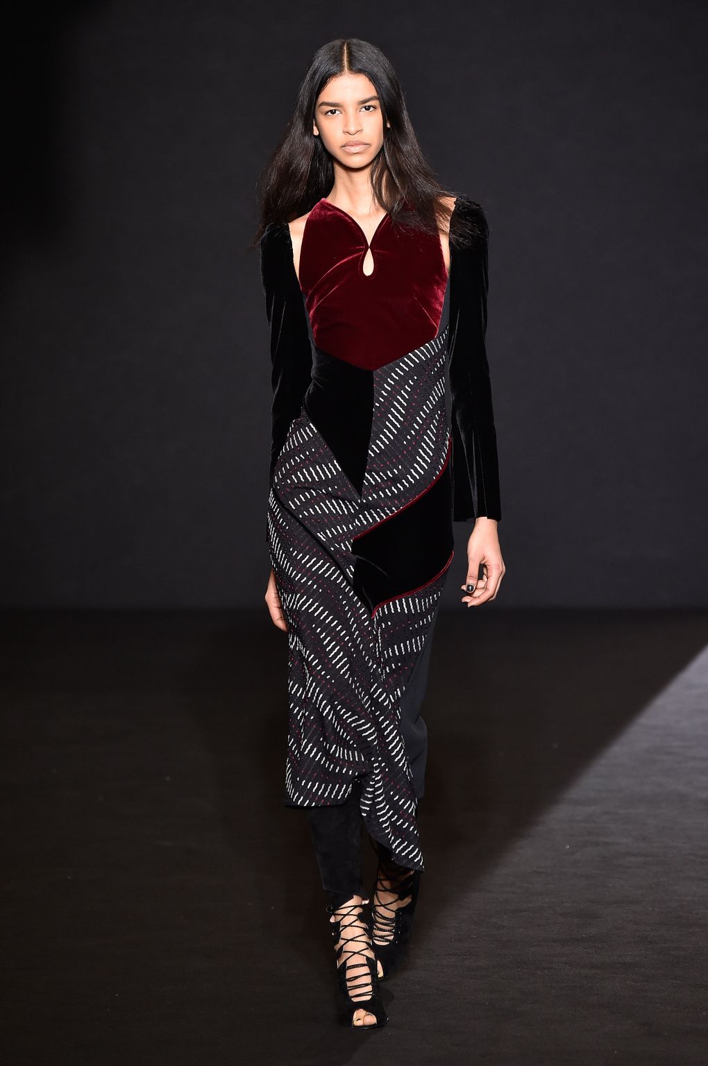 Fashion Week Paris Fall/Winter 2016 look 1 from the Roland Mouret collection womenswear