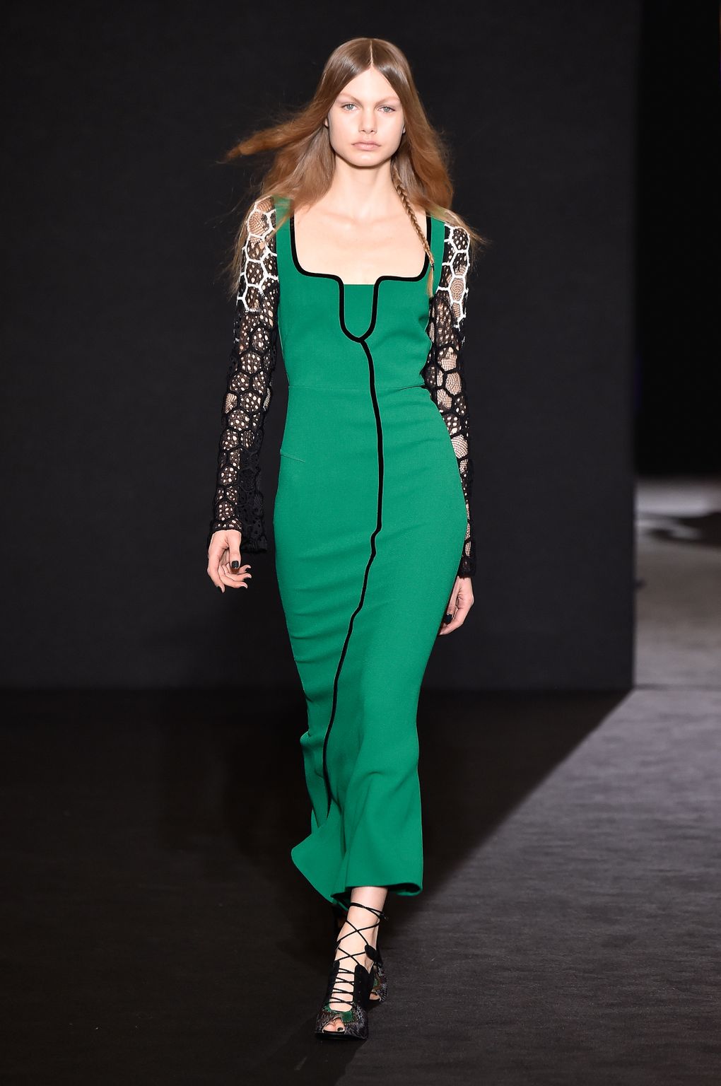 Fashion Week Paris Fall/Winter 2016 look 16 from the Roland Mouret collection womenswear