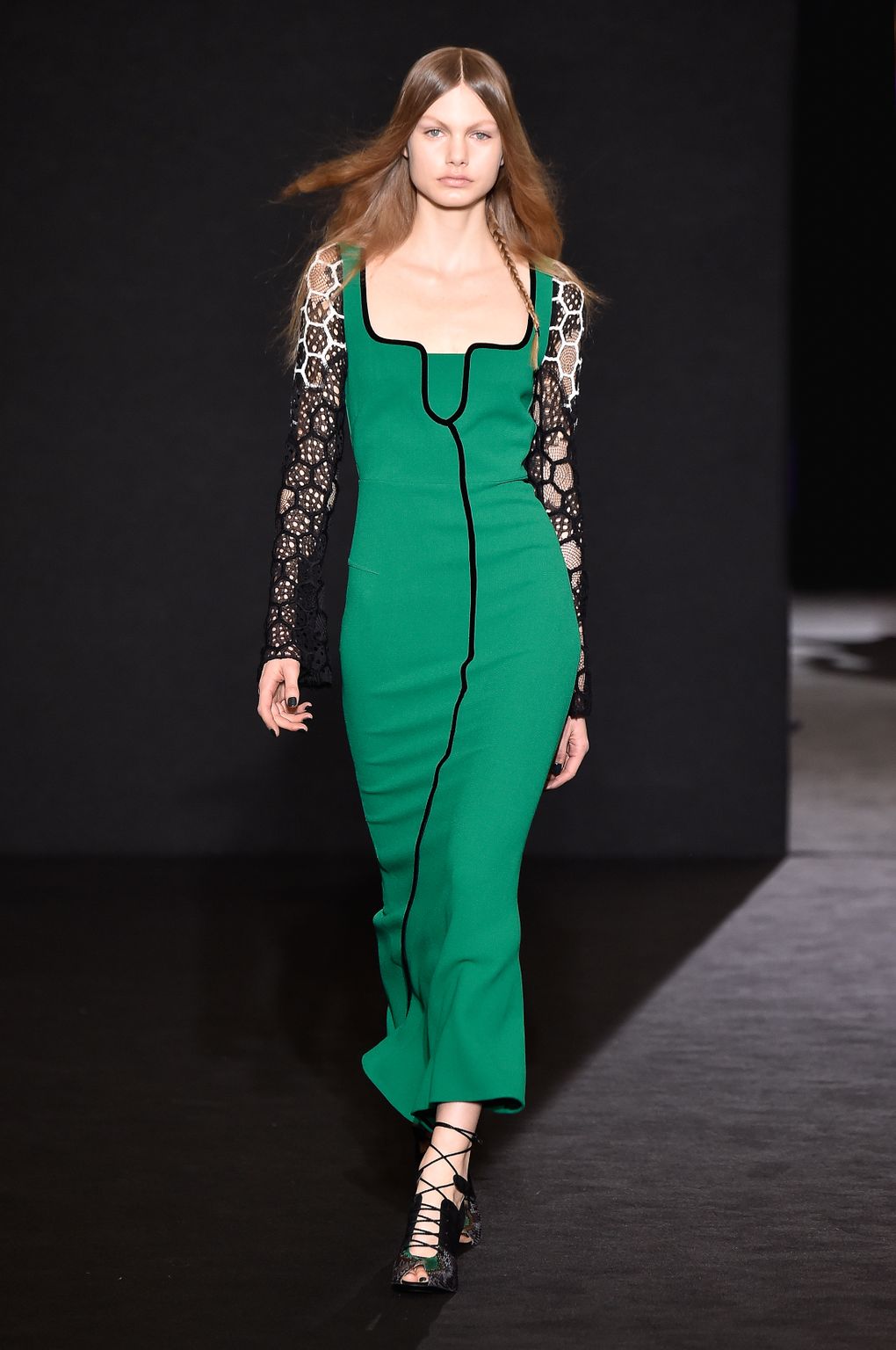 Fashion Week Paris Fall/Winter 2016 look 16 de la collection Roland Mouret womenswear