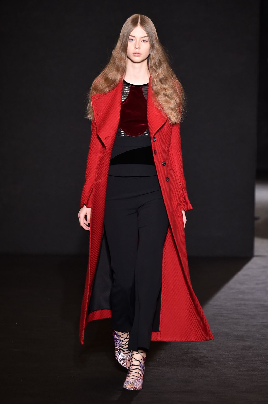 Fashion Week Paris Fall/Winter 2016 look 24 from the Roland Mouret collection womenswear