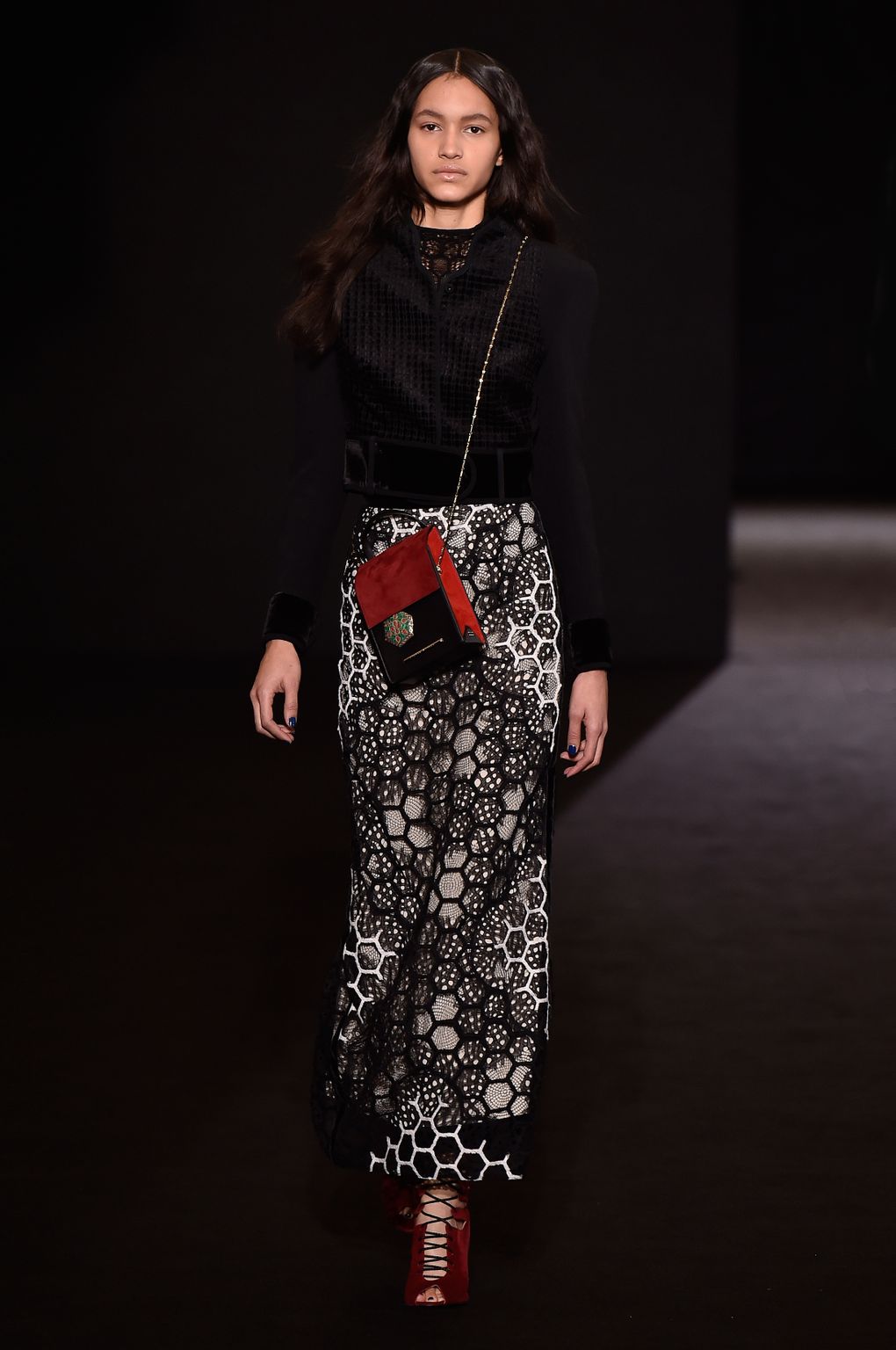 Fashion Week Paris Fall/Winter 2016 look 31 from the Roland Mouret collection womenswear