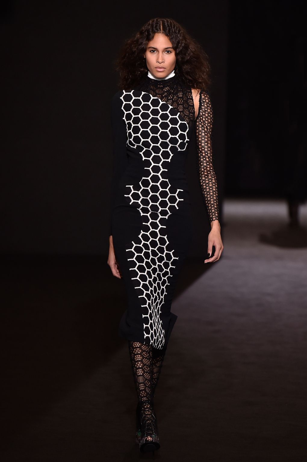 Fashion Week Paris Fall/Winter 2016 look 33 from the Roland Mouret collection womenswear