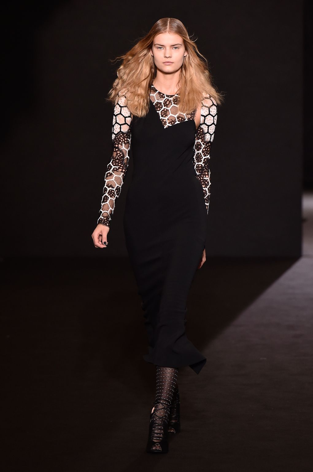 Fashion Week Paris Fall/Winter 2016 look 34 from the Roland Mouret collection 女装