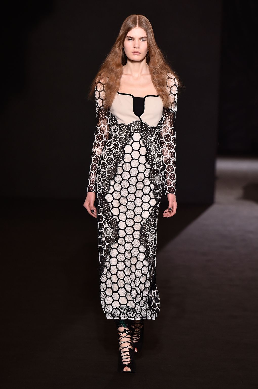 Fashion Week Paris Fall/Winter 2016 look 35 from the Roland Mouret collection 女装