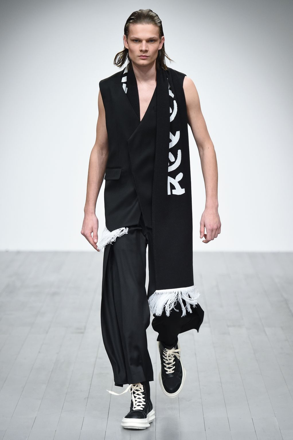 Fashion Week London Fall/Winter 2018 look 3 from the D.GNAK collection menswear