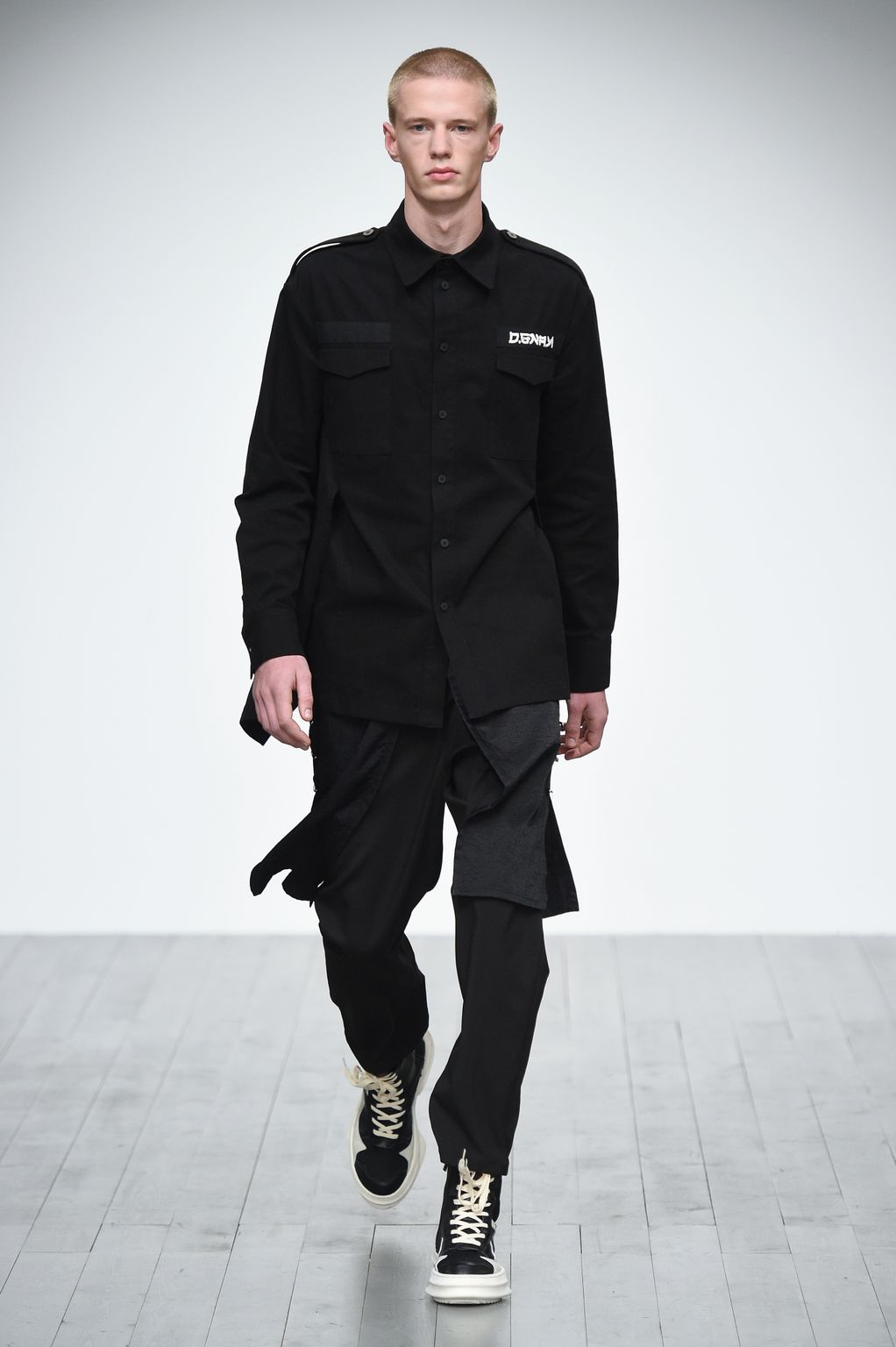 Fashion Week London Fall/Winter 2018 look 11 from the D.GNAK collection menswear