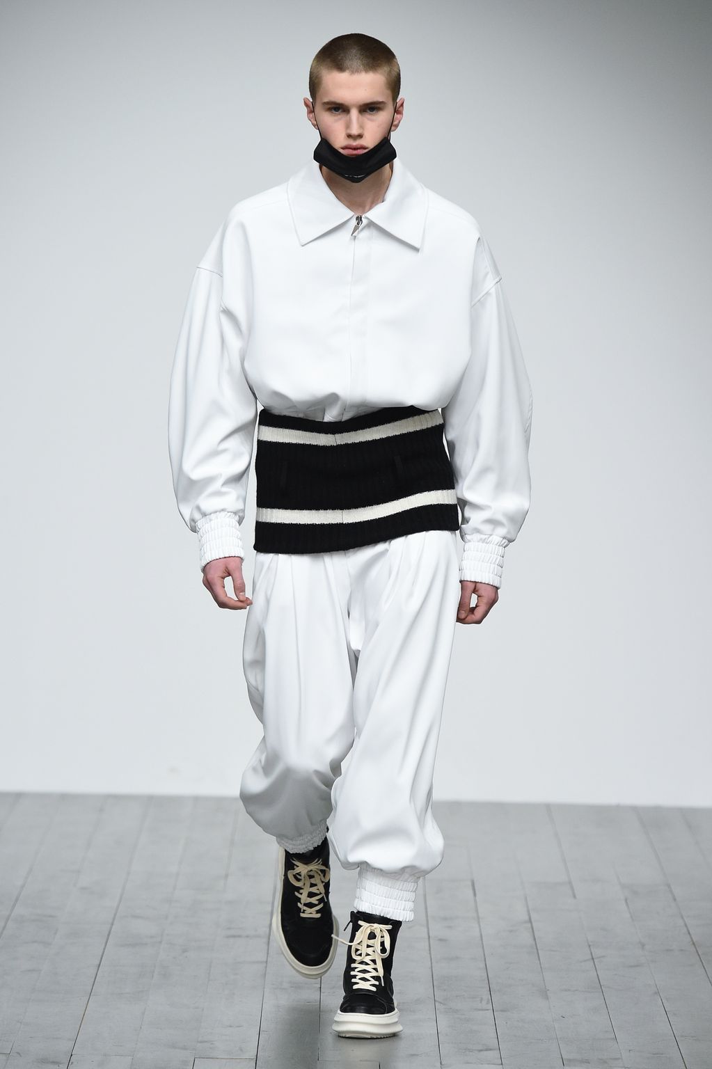 Fashion Week London Fall/Winter 2018 look 12 from the D.GNAK collection 男装