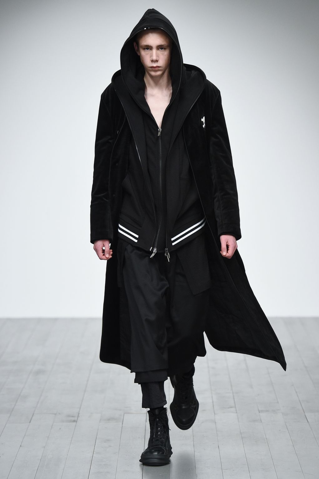Fashion Week London Fall/Winter 2018 look 15 from the D.GNAK collection 男装