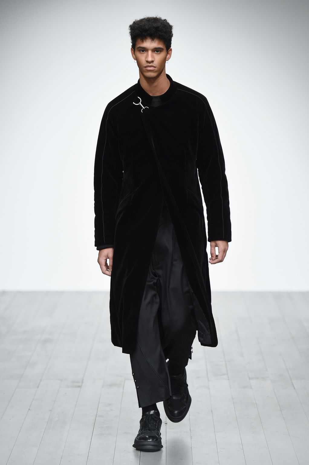 Fashion Week London Fall/Winter 2018 look 21 from the D.GNAK collection menswear