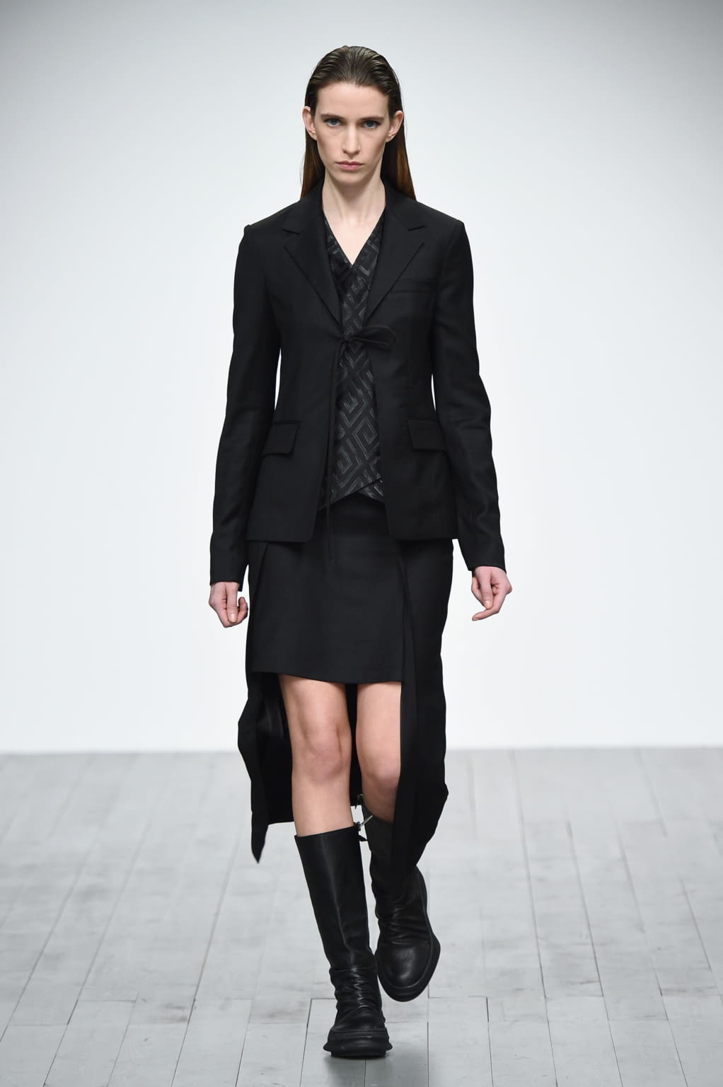 Fashion Week London Fall/Winter 2018 look 24 from the D.GNAK collection 男装