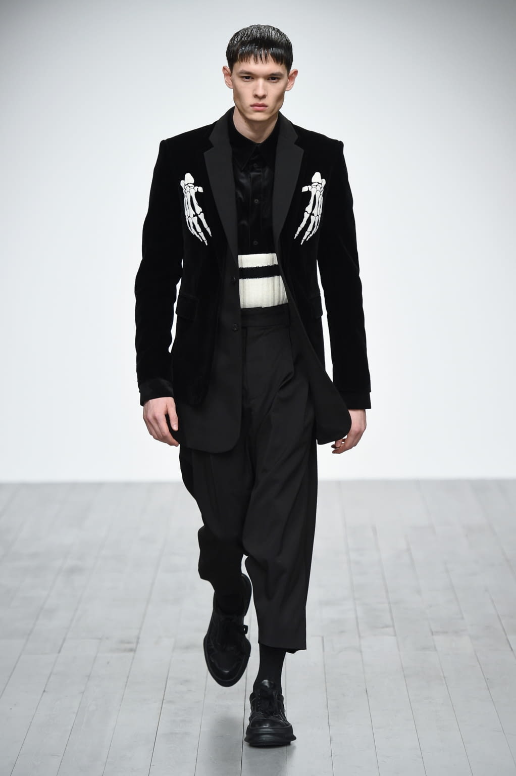 Fashion Week London Fall/Winter 2018 look 30 from the D.GNAK collection menswear