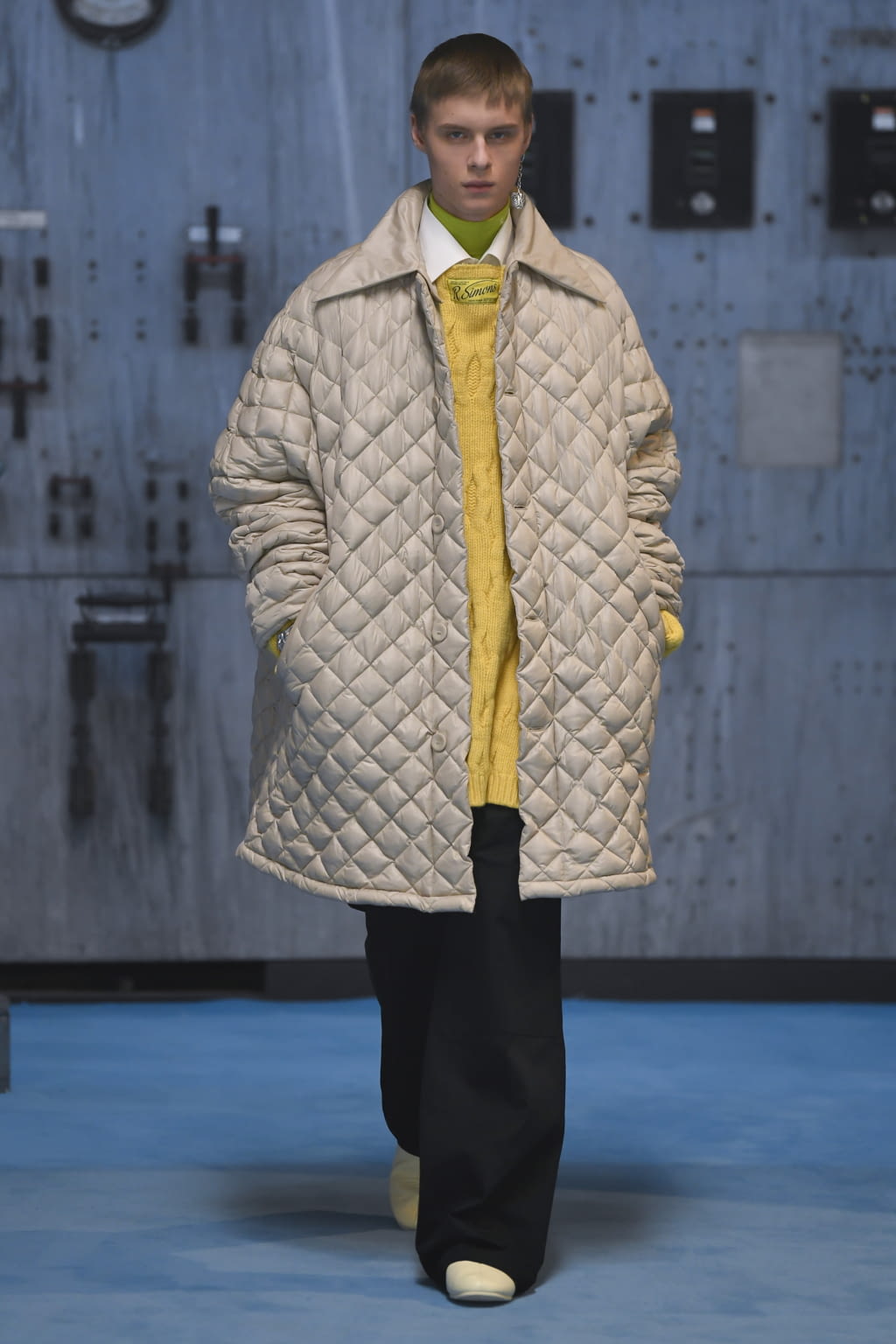 Fashion Week Paris Fall/Winter 2021 look 10 from the Raf Simons collection 女装