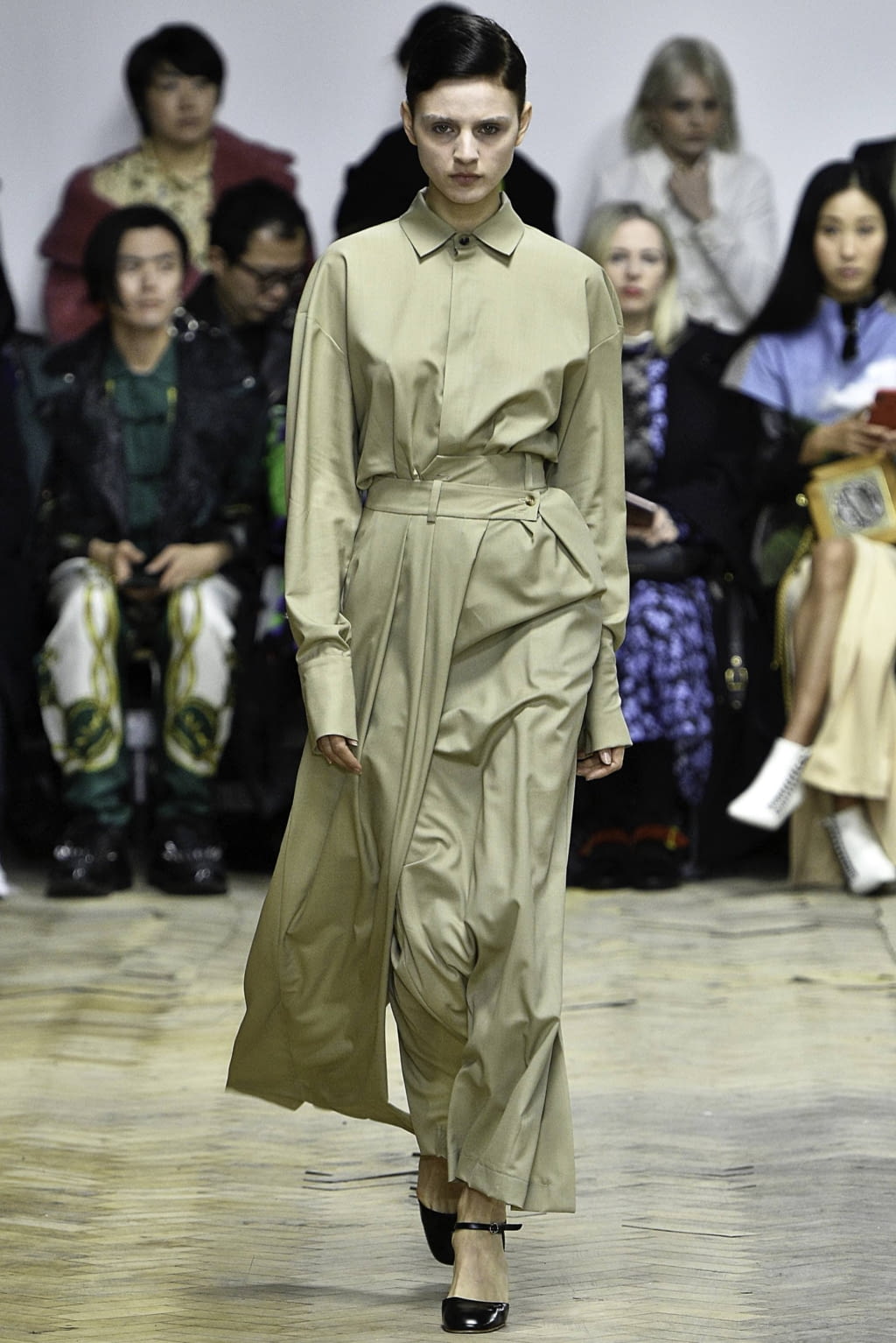 Fashion Week London Fall/Winter 2019 look 14 from the A.W.A.K.E MODE collection womenswear