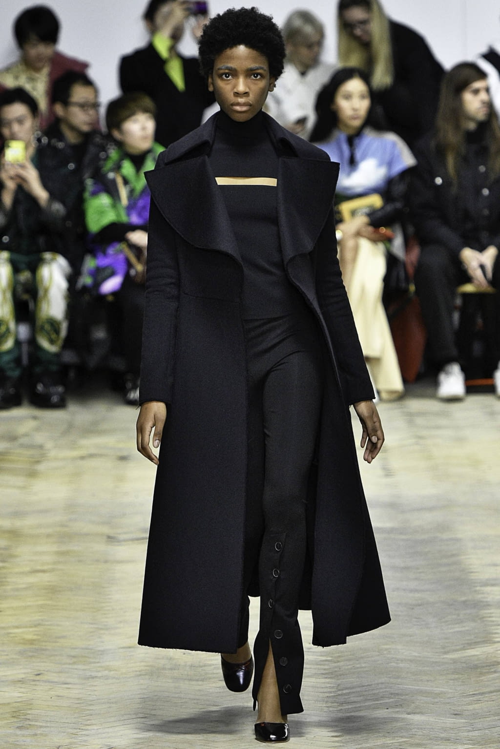 Fashion Week London Fall/Winter 2019 look 3 from the A.W.A.K.E MODE collection 女装