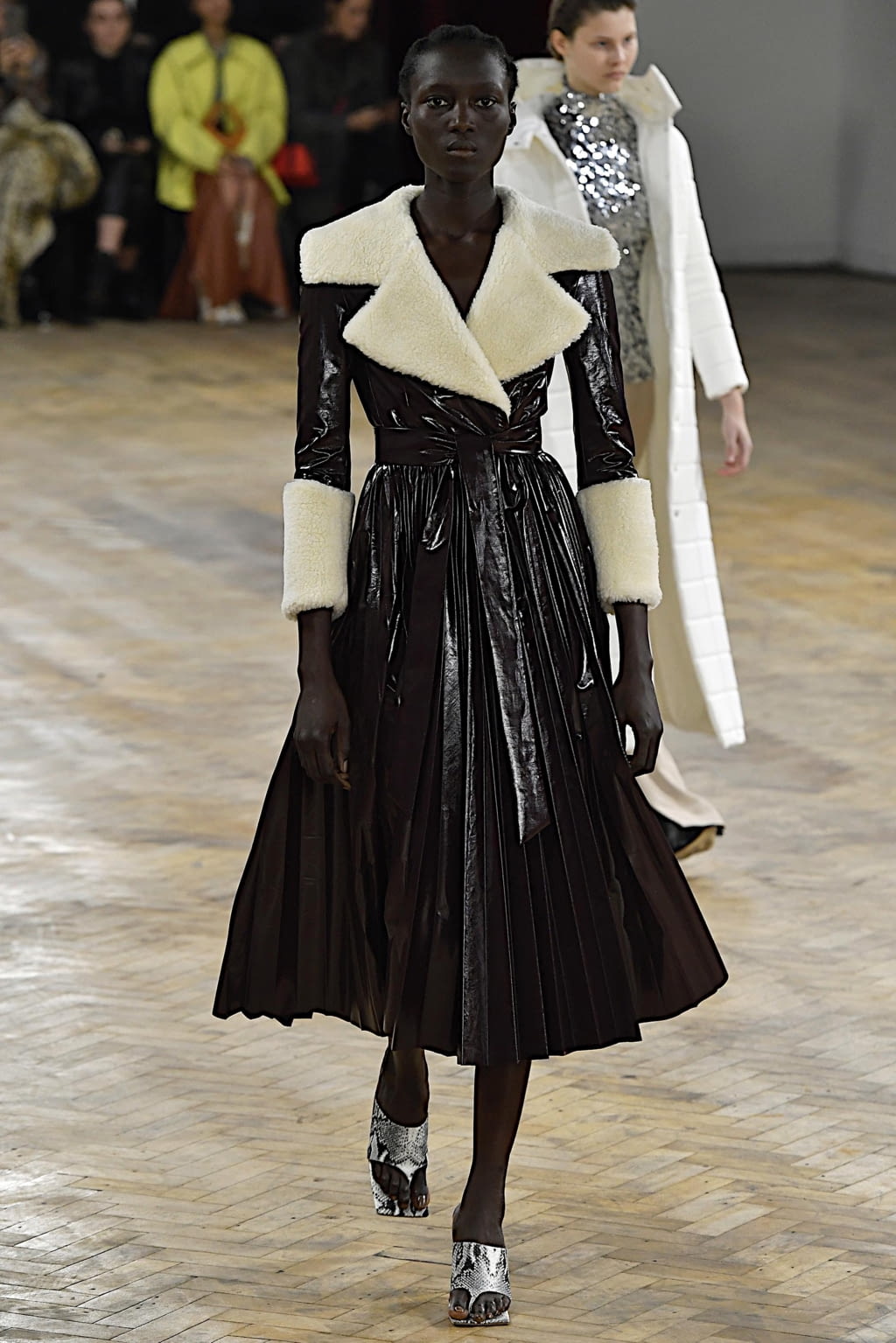 Fashion Week London Fall/Winter 2020 look 38 from the A.W.A.K.E MODE collection 女装