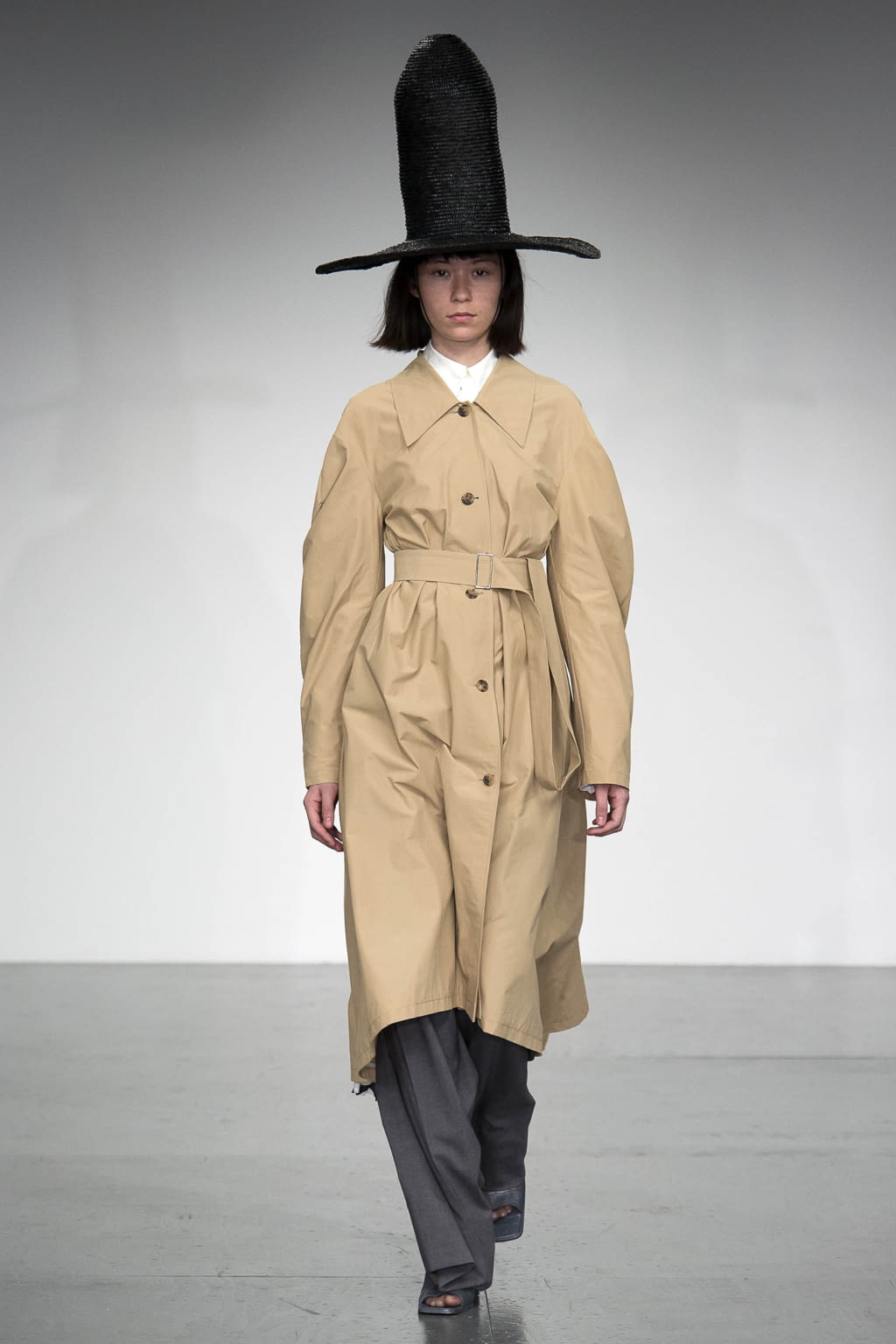 Fashion Week London Spring/Summer 2018 look 3 from the A.W.A.K.E MODE collection 女装