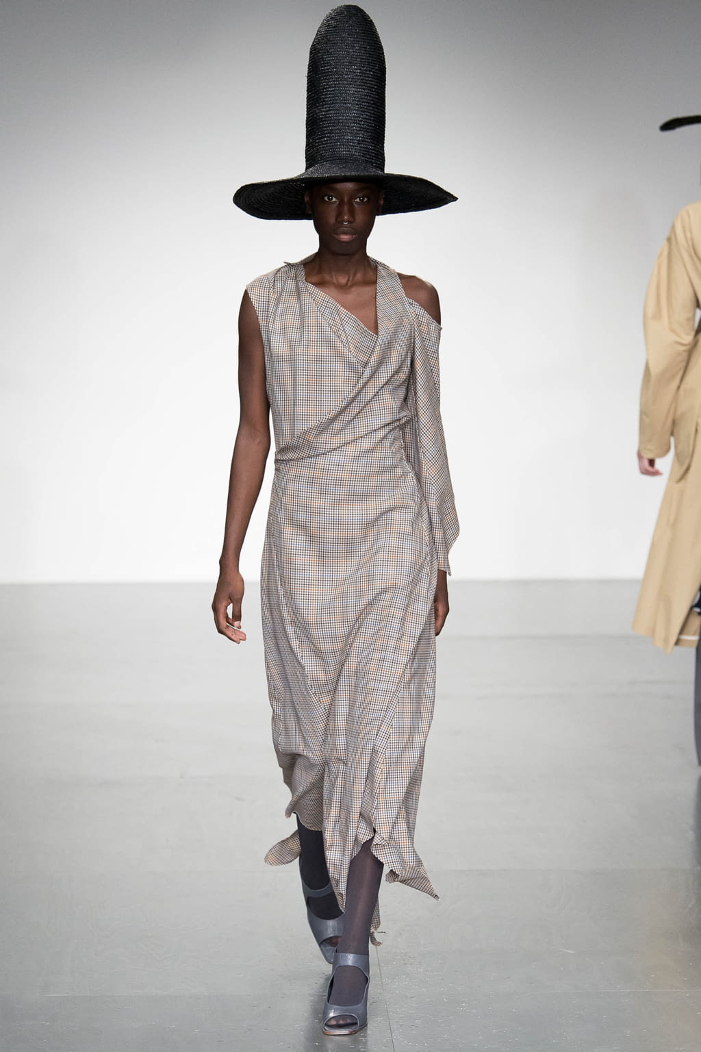 Fashion Week London Spring/Summer 2018 look 8 from the A.W.A.K.E MODE collection 女装