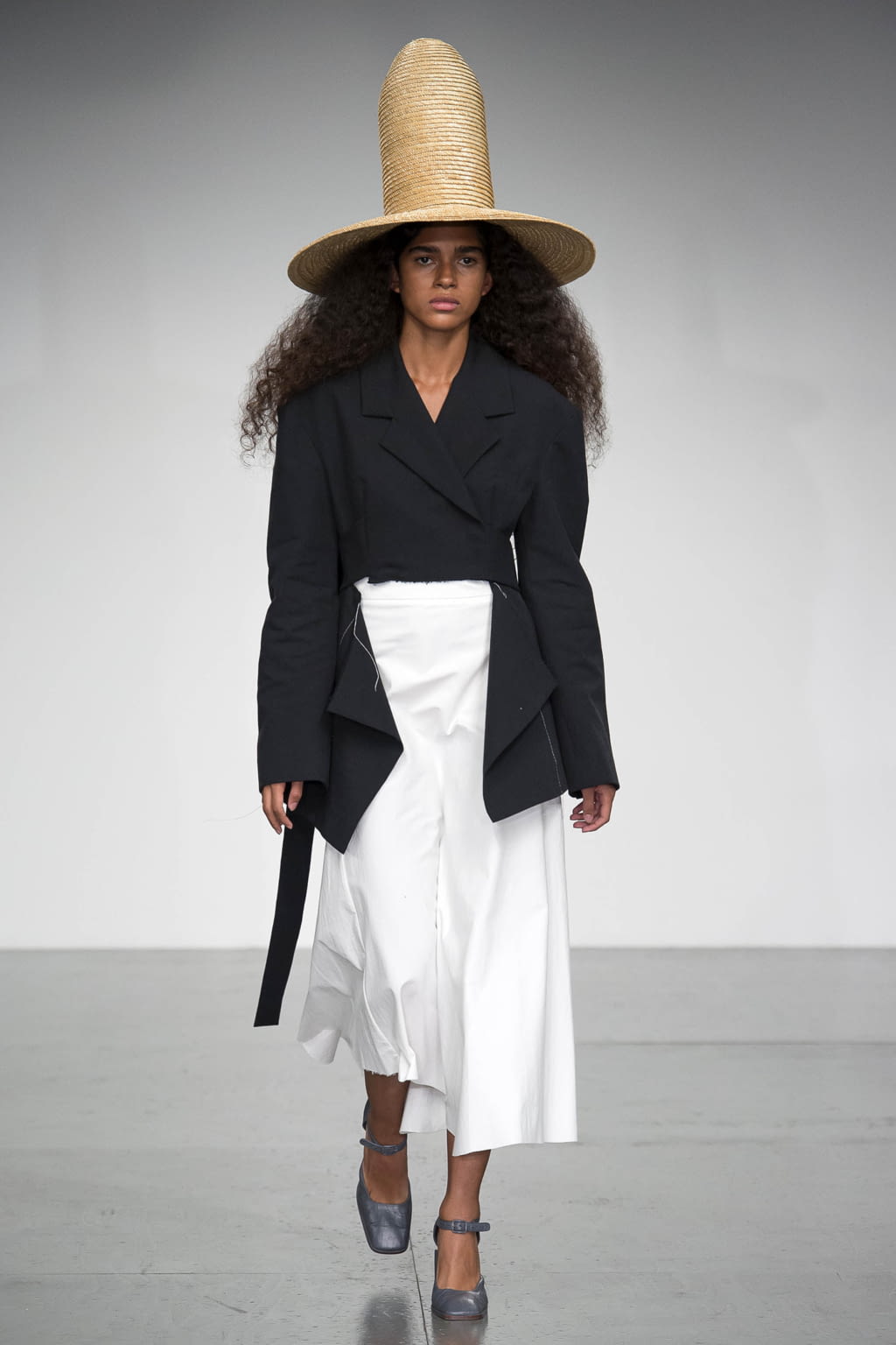 Fashion Week London Spring/Summer 2018 look 17 from the A.W.A.K.E MODE collection womenswear