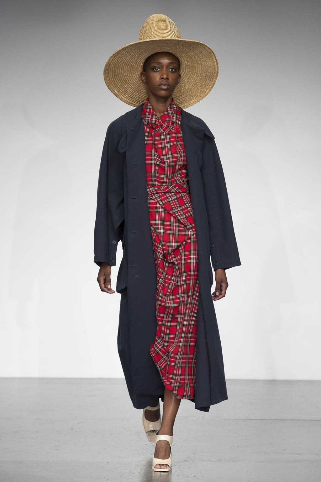 Fashion Week London Spring/Summer 2018 look 18 from the A.W.A.K.E MODE collection womenswear