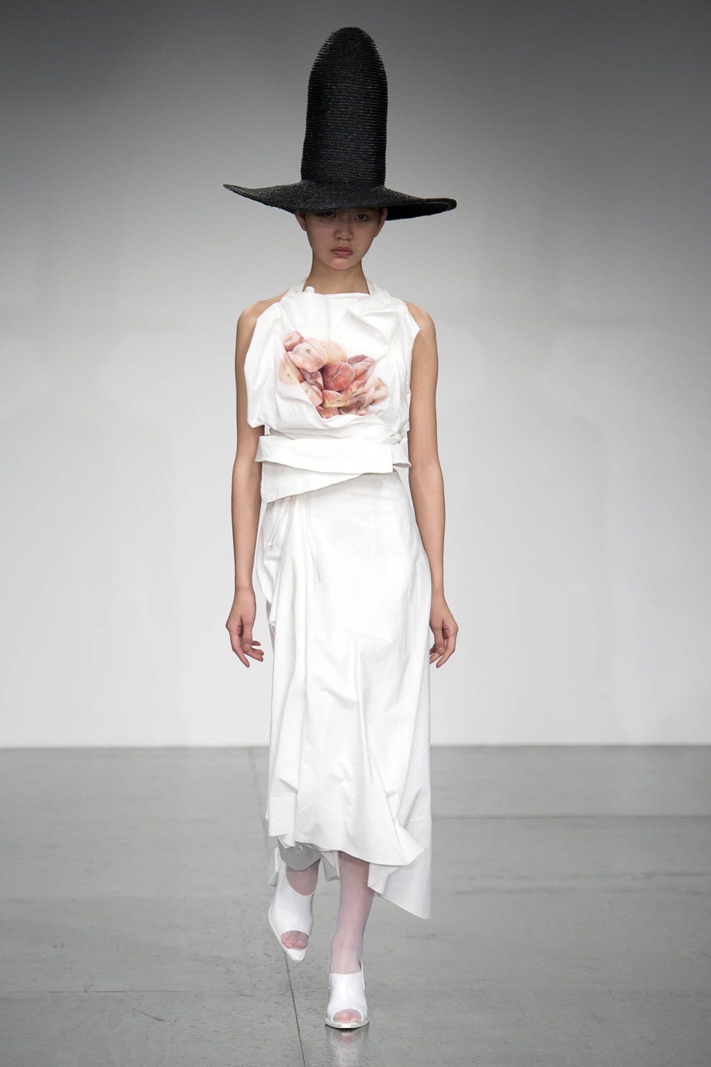 Fashion Week London Spring/Summer 2018 look 35 from the A.W.A.K.E MODE collection womenswear