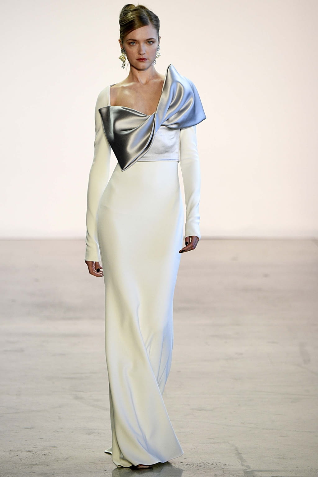 Fashion Week New York Fall/Winter 2018 look 33 from the Badgley Mischka collection 女装