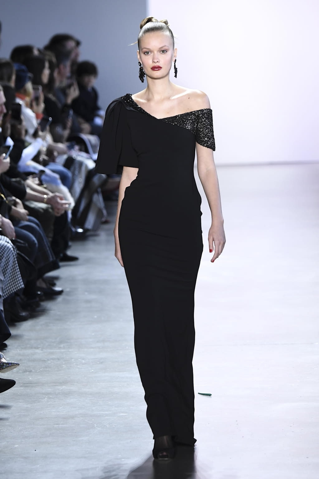 Fashion Week New York Fall/Winter 2020 look 30 from the Badgley Mischka collection 女装