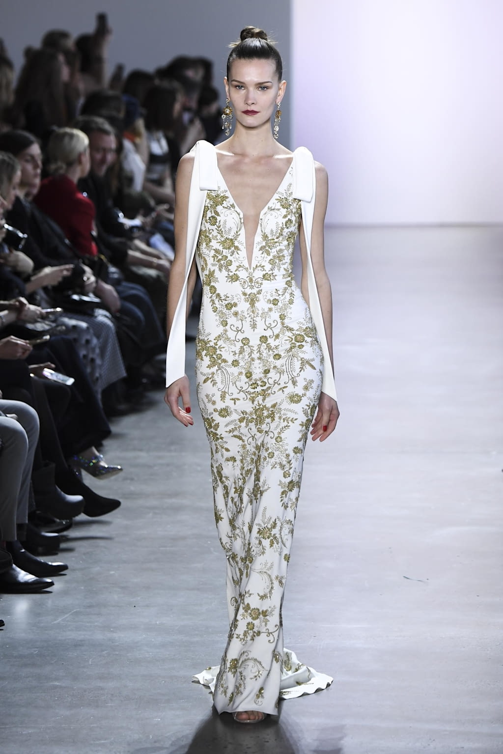 Fashion Week New York Fall/Winter 2020 look 37 from the Badgley Mischka collection 女装