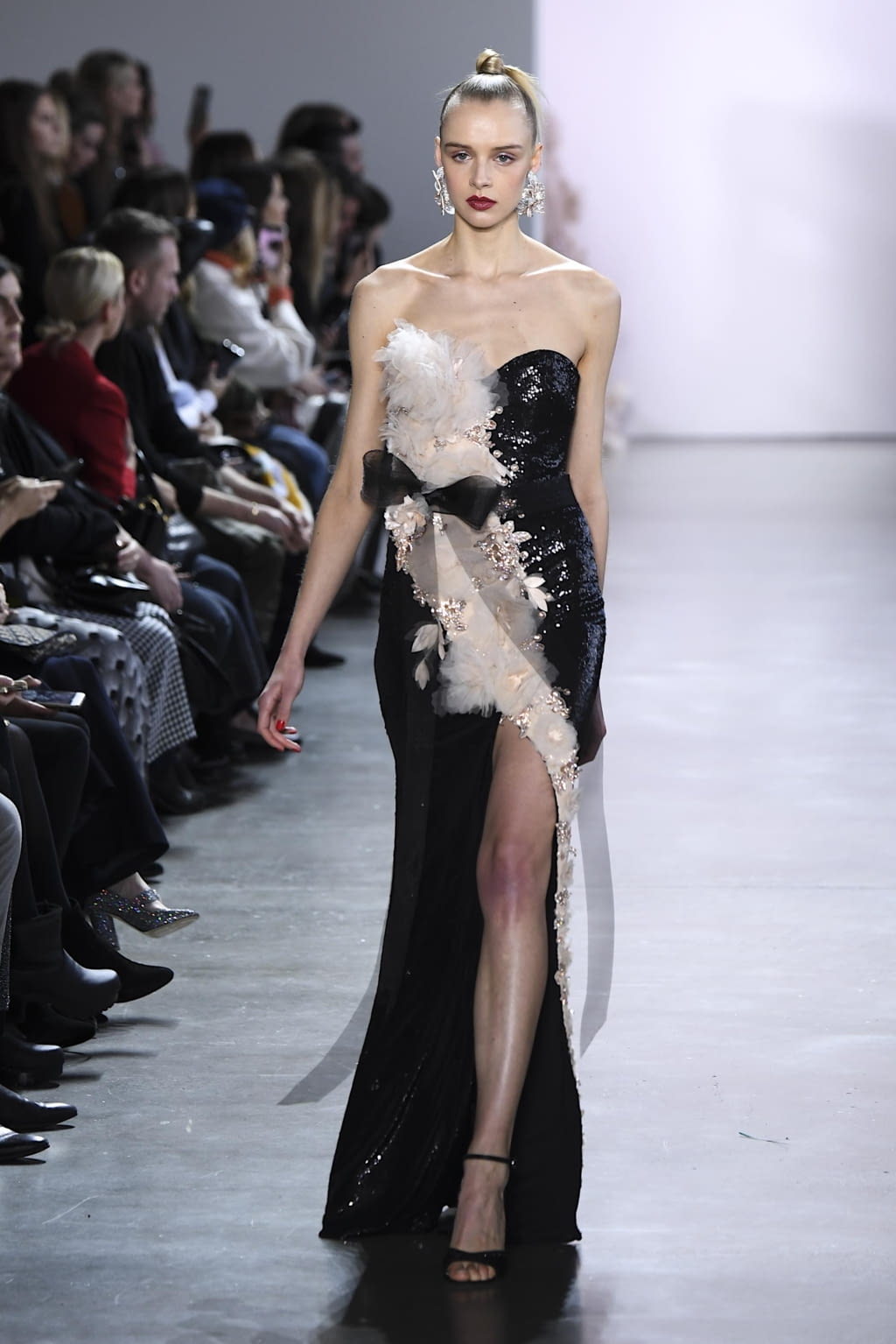 Fashion Week New York Fall/Winter 2020 look 46 from the Badgley Mischka collection 女装