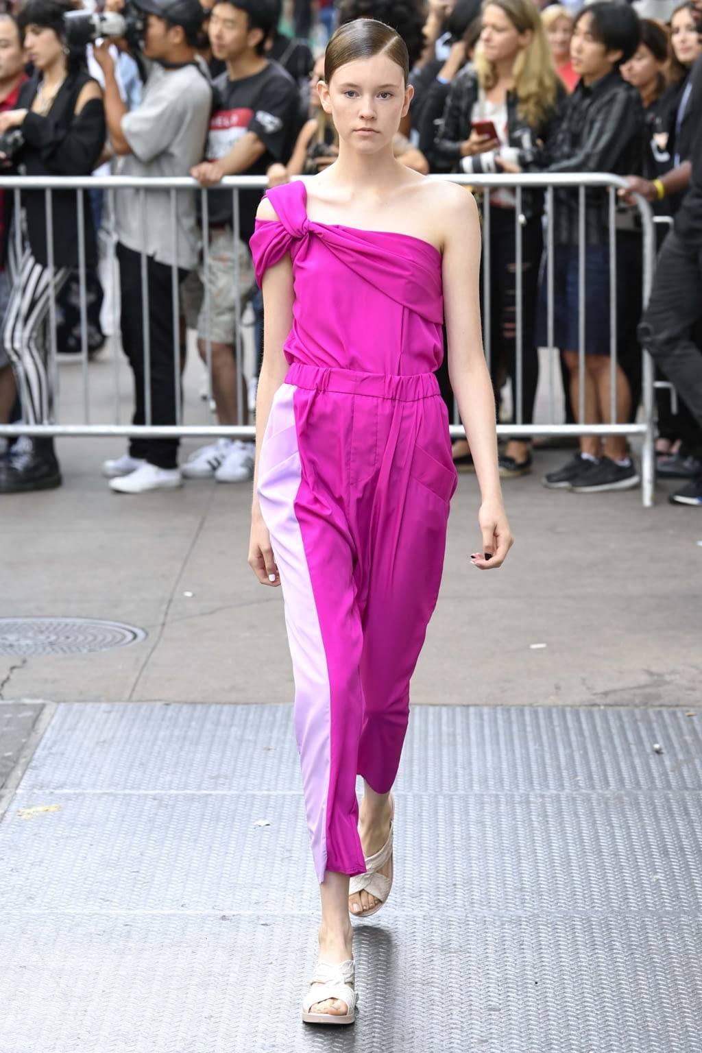 Fashion Week New York Spring/Summer 2018 look 39 from the Baja East collection 女装
