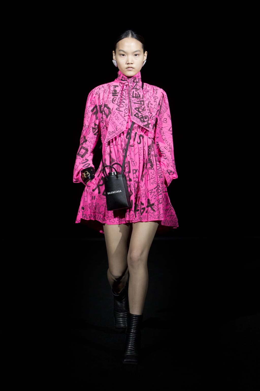Fashion Week Paris Fall/Winter 2019 look 24 from the Balenciaga collection womenswear