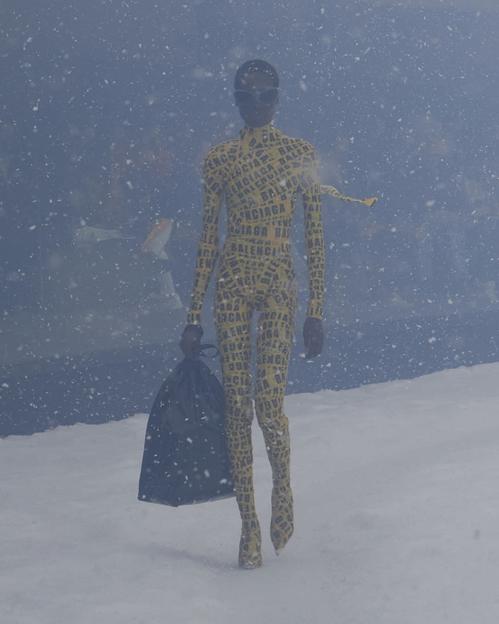 Fashion Week Paris Fall/Winter 2022 look 27 from the Balenciaga collection womenswear