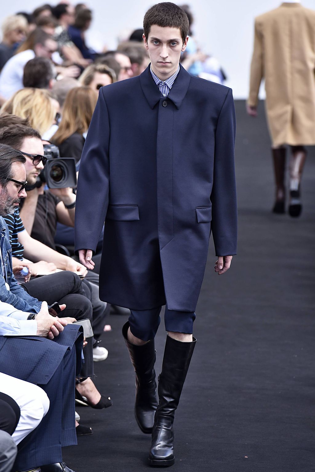 Fashion Week Paris Spring/Summer 2017 look 2 de la collection Balenciaga menswear