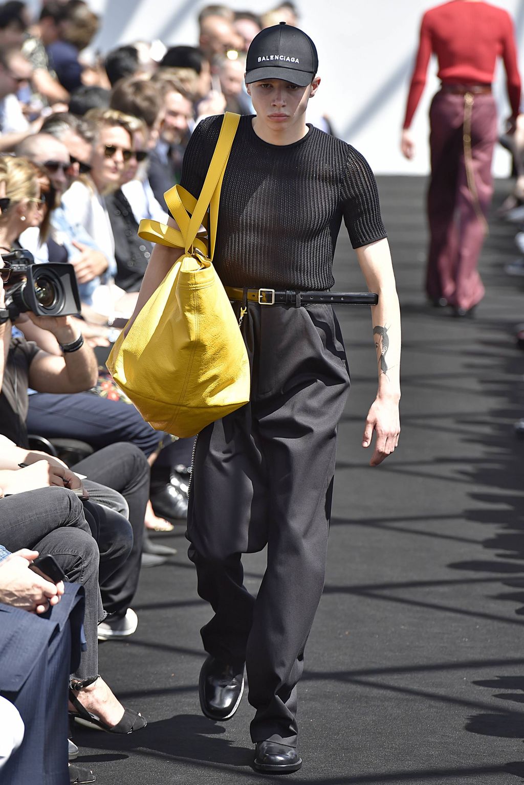 Fashion Week Paris Spring/Summer 2017 look 22 from the Balenciaga collection menswear