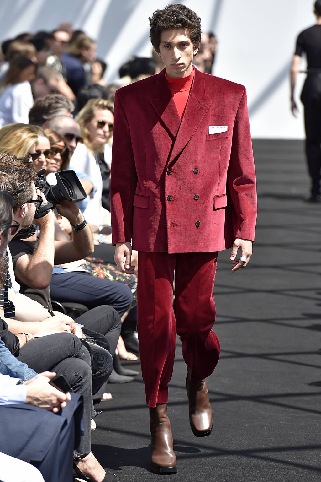 Fashion Week Paris Spring/Summer 2017 look 23 from the Balenciaga collection menswear