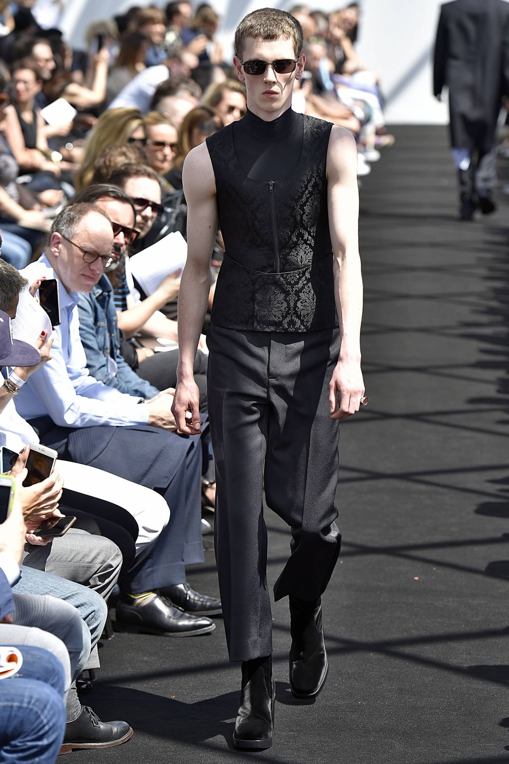 Fashion Week Paris Spring/Summer 2017 look 29 from the Balenciaga collection 男装