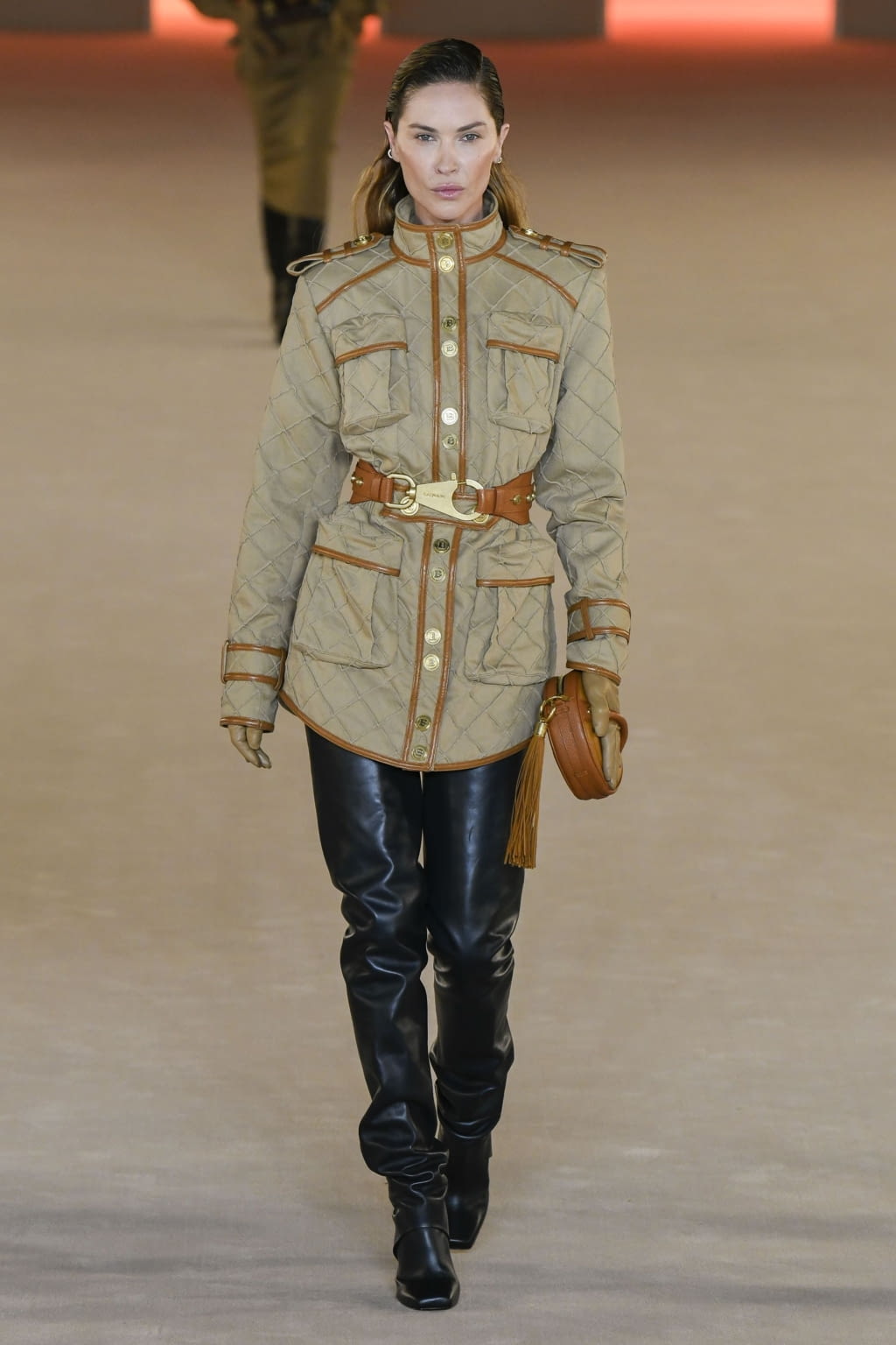 Fashion Week Paris Fall/Winter 2020 look 13 from the Balmain collection 女装