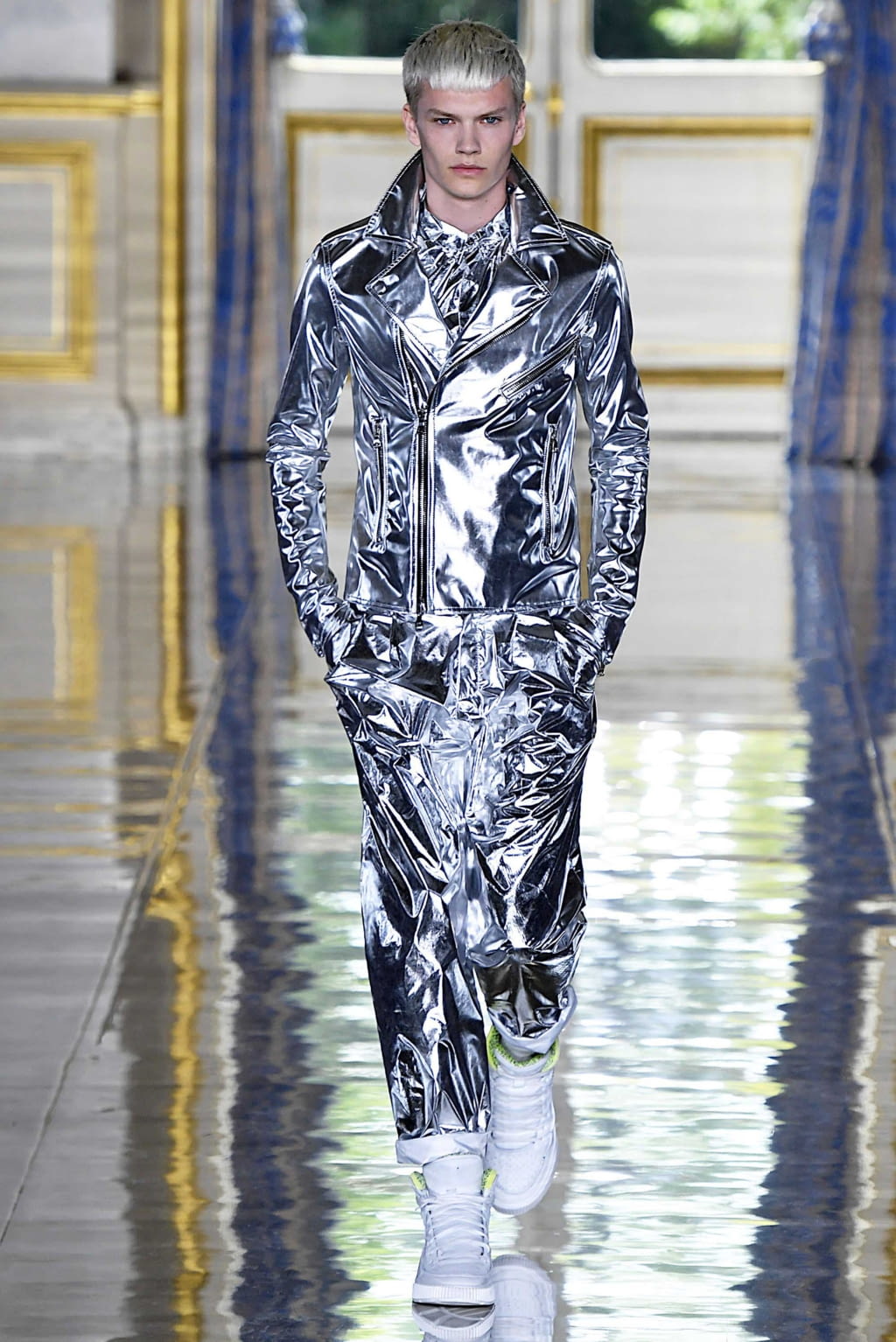Fashion Week Paris Spring/Summer 2019 look 36 from the Balmain collection 男装