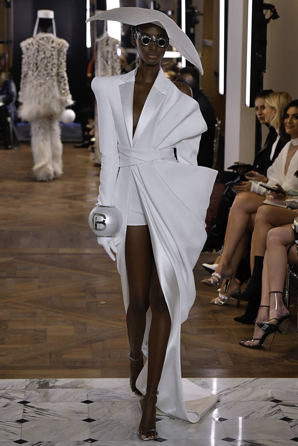 Fashion Week Paris Spring/Summer 2019 look 1 from the Balmain collection couture