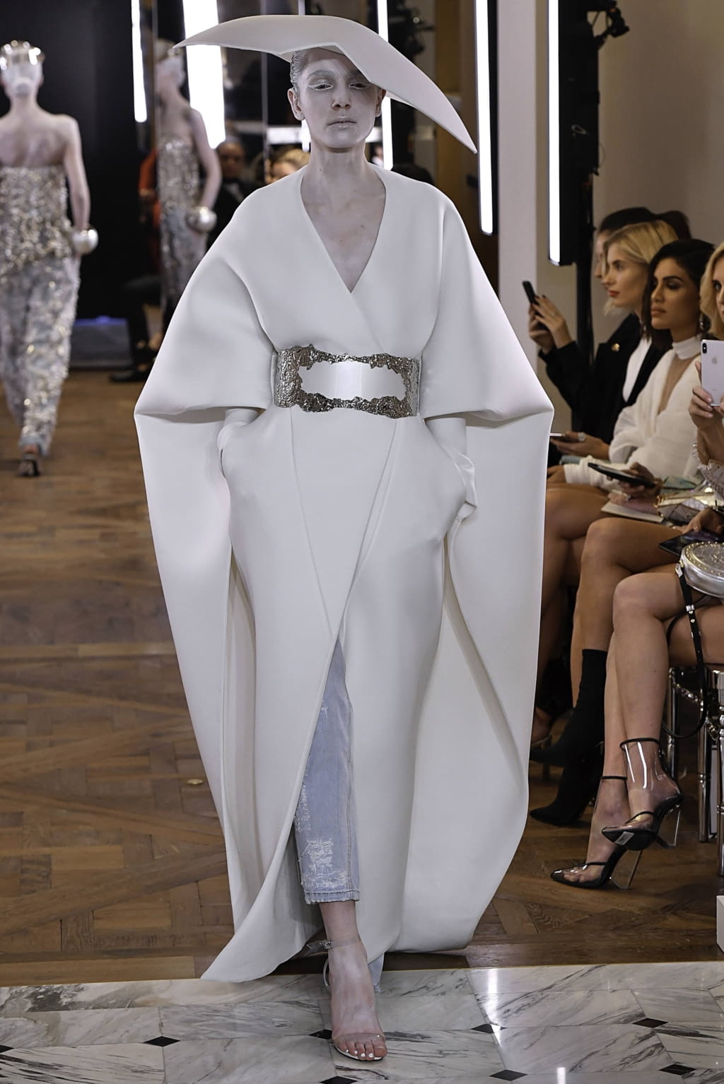 Fashion Week Paris Spring/Summer 2019 look 3 de la collection Balmain couture