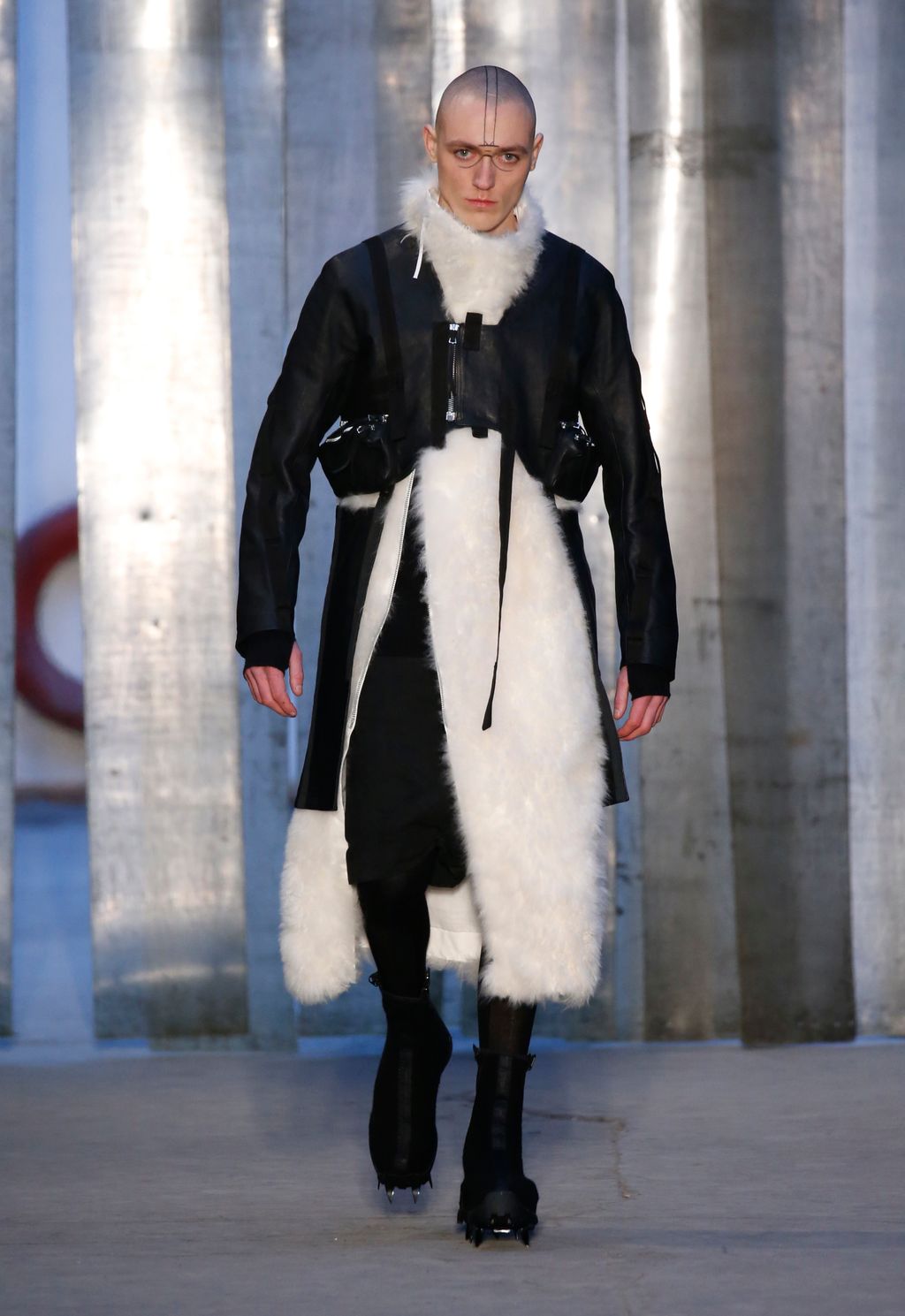 Fashion Week Paris Fall/Winter 2017 look 1 de la collection Boris Bidjan Saberi menswear