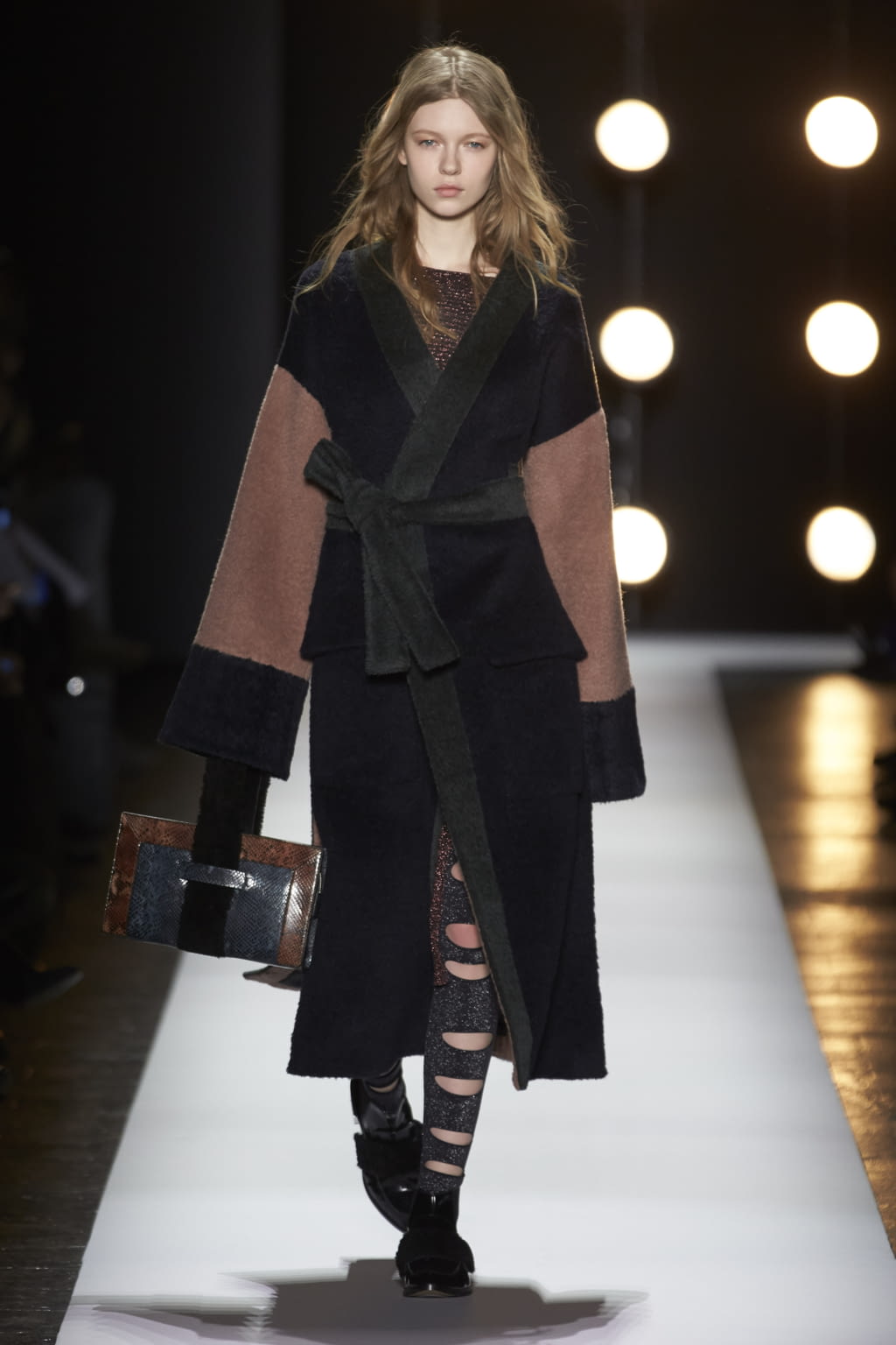 Fashion Week New York Fall/Winter 2016 look 17 from the BCBG MAXAZRIA collection womenswear