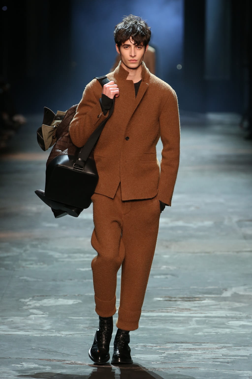 Fashion Week Paris Fall/Winter 2017 look 23 from the Berluti collection 男装