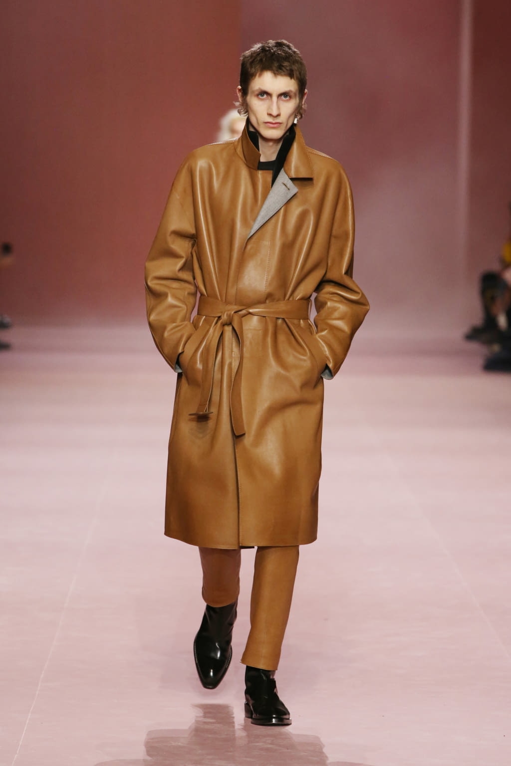 Fashion Week Paris Fall/Winter 2018 look 1 from the Berluti collection 男装