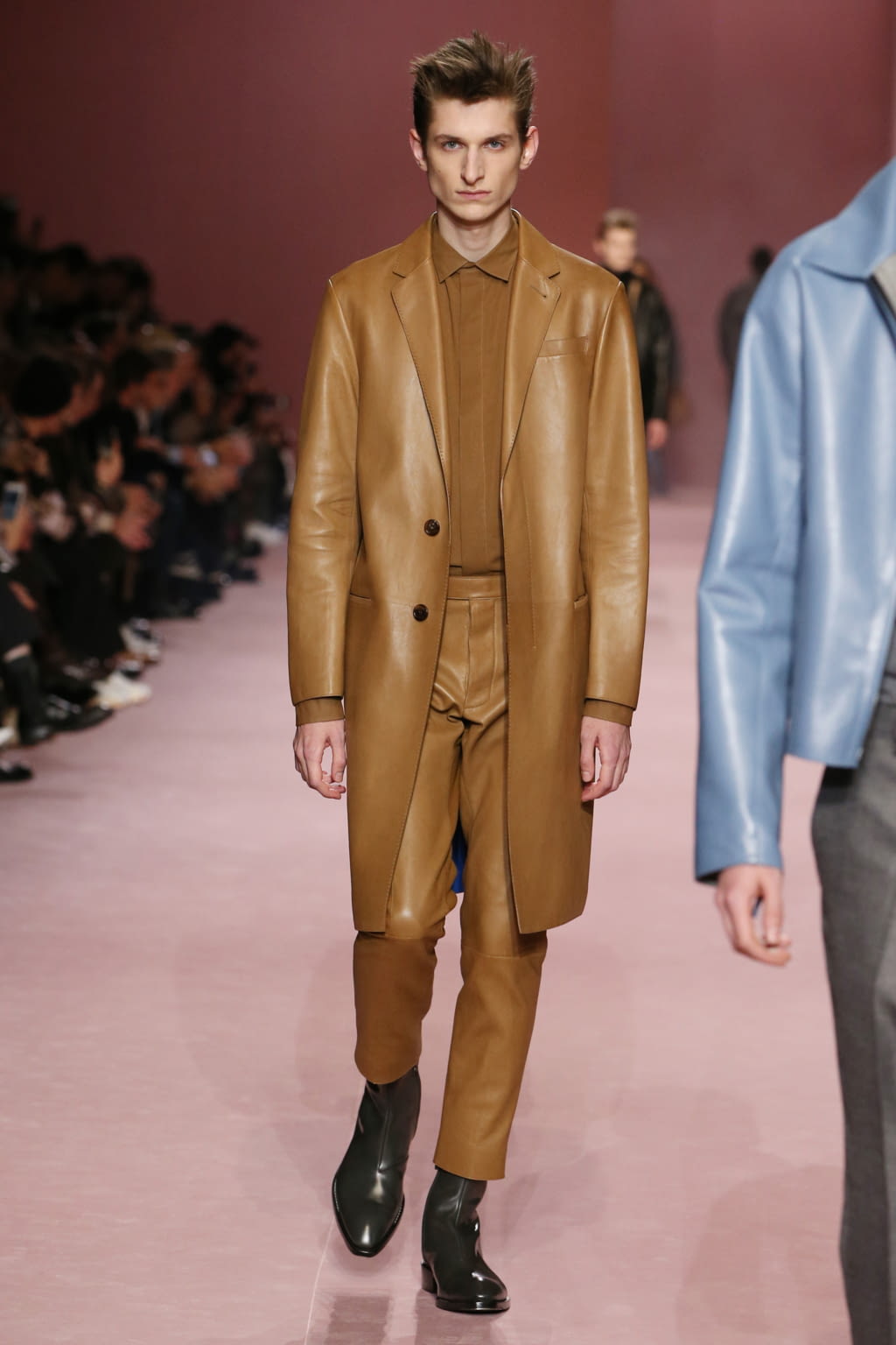 Fashion Week Paris Fall/Winter 2018 look 6 from the Berluti collection 男装