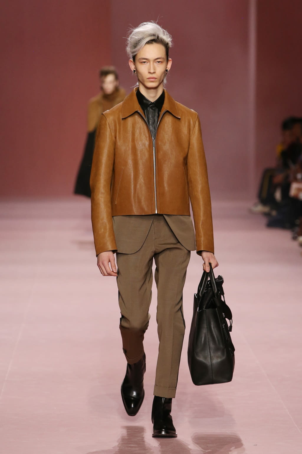 Fashion Week Paris Fall/Winter 2018 look 10 from the Berluti collection 男装