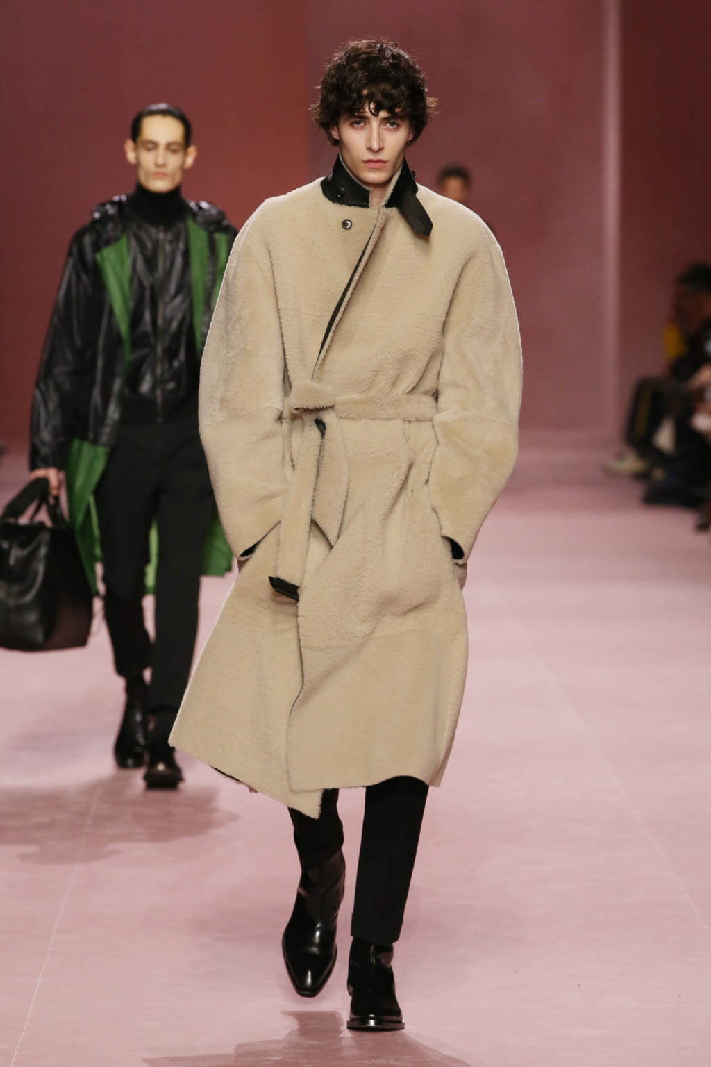 Fashion Week Paris Fall/Winter 2018 look 17 de la collection Berluti menswear