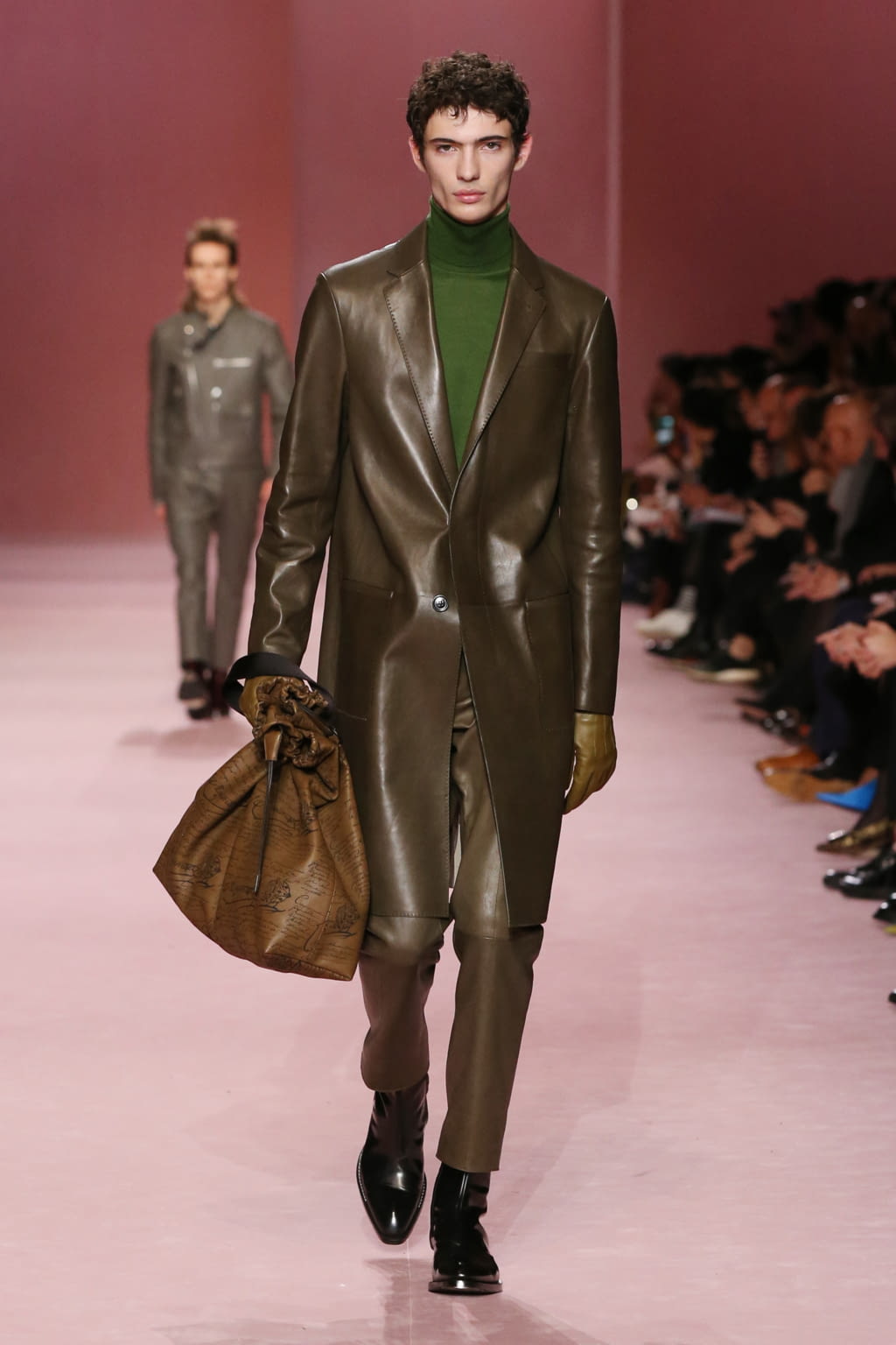 Fashion Week Paris Fall/Winter 2018 look 19 from the Berluti collection menswear
