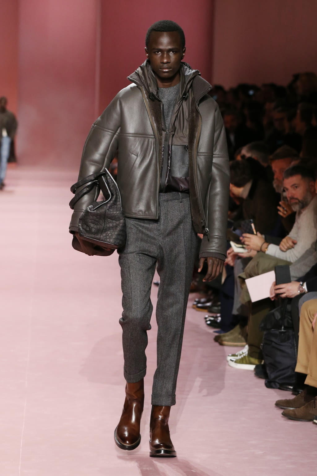 Fashion Week Paris Fall/Winter 2018 look 21 from the Berluti collection 男装
